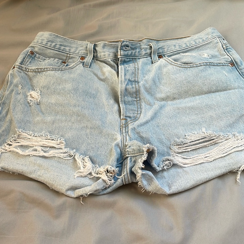 BARELY WORN WOMENS LEVI 501s SIZE 33WAIST JEAN SHORTS